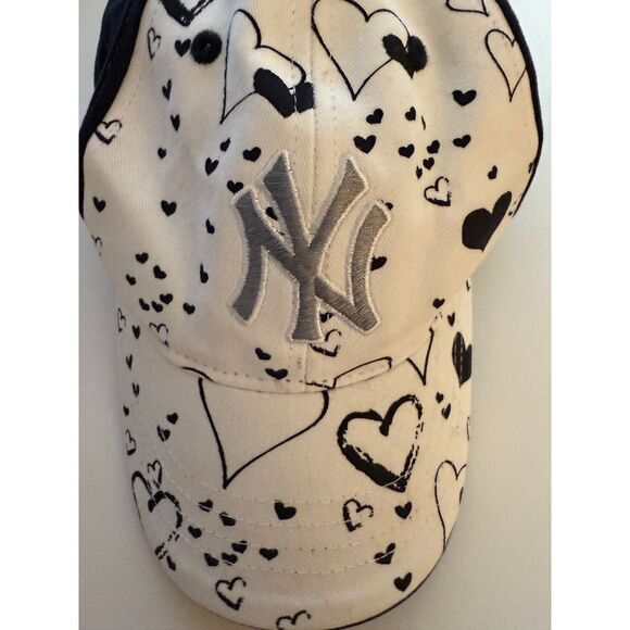 New‎ York Yankees Youth Baseball Hat Cap Black/ White Hearts Fan Favorite MLB - Picture 1 of 9